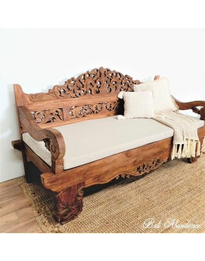 Sofa od drveta mahagonij, sa rezbarnim ornamentima